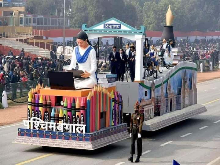 West Bengal: West Bengal tableau with the theme 'Durga-Puja' in Kolkata - UNESCO depicted intangible cultural heritage of humanity. (Image Source: ANI)