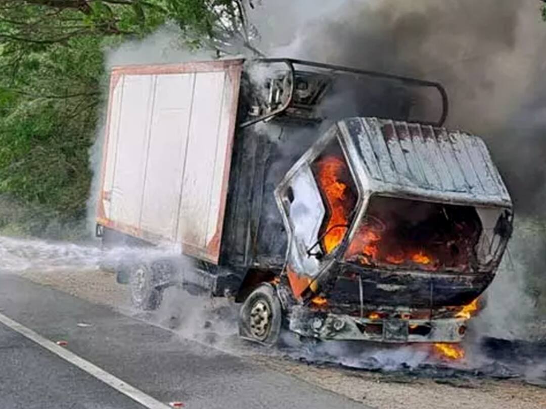 பால் வேனில் திடீர் தீ விபத்து; அதிர்ஷ்டவசமாக உயிர் தப்பிய டிரைவர்