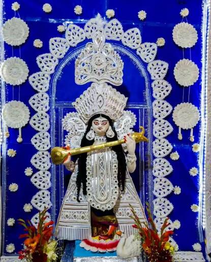 Kolkata Saraswati Puja Photos: ਕੋਲਕਾਤਾ ਵਿੱਚ ਬਸੰਤ ਪੰਚਮੀ ਸ਼ੁਰੂ ਹੋ ਗਈ ਹੈ। ਲੋਕ ਮੂਰਤੀ ਸਥਾਪਿਤ ਕਰਕੇ ਮਾਂ ਸ਼ਾਰਦਾ ਦੀ ਪੂਜਾ ਕਰ ਰਹੇ ਹਨ। ਥਾਂ-ਥਾਂ 'ਤੇ ਪੰਡਾਲ ਬਣਾਏ ਗਏ ਹਨ। ਲੋਕਾਂ ਵਿੱਚ ਭਾਰੀ ਉਤਸ਼ਾਹ ਦੇਖਣ ਨੂੰ ਮਿਲ ਰਿਹਾ ਹੈ।