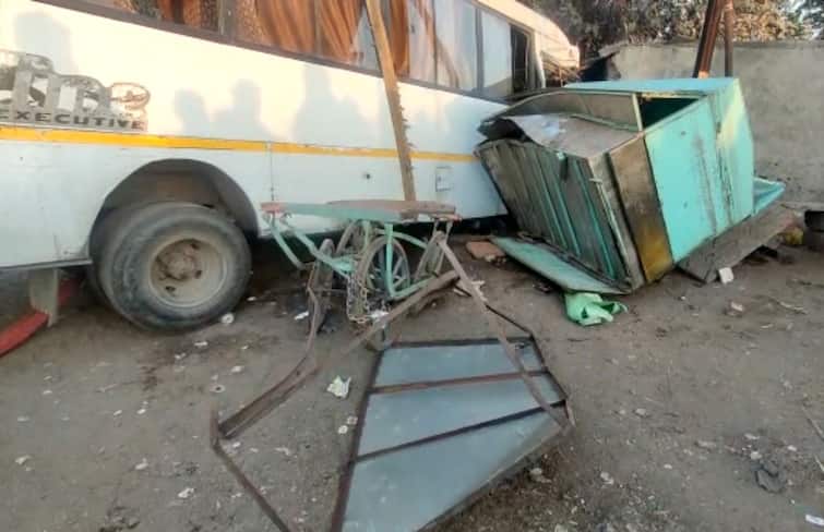 A private bus from Rajkot to Visavadar met with an accident Rajkot: રાજકોટથી વિસાવદર જતી જાનની બસને નડ્યો અકસ્માત, બસને બહાર કાઢવા ક્રેનની લેવાઈ મદદ
