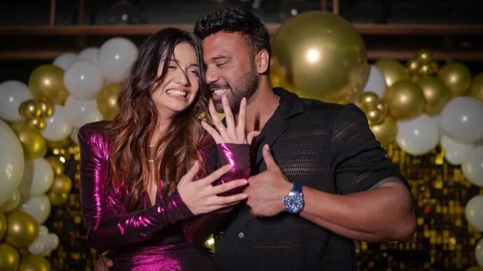 दिव्या अग्रवाल – ‘बिग बॉस ओटीटी’ फेम दिव्या अग्रवाल ने अपने बर्थडे के दिन बिजनेसमैन अपूर्वा पड़गांवकर के साथ सगाई की थी. जिसको लेकर एक्ट्रेस सोसल मीडिया पर काफी ट्रोल हुई थीं. लोगों का कहना था कि दिव्या ने ये रिश्ता सिर्फ पैसों के लिए बनाया है.