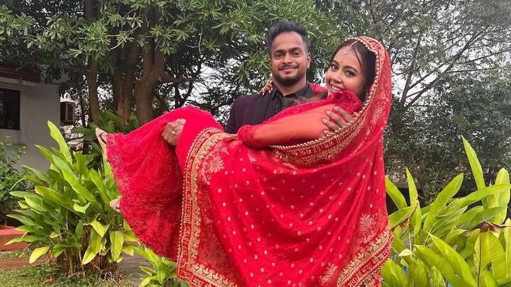 देवोलीना भट्टाचार्जी – बिग बॉस फेम और टीवी की फेमस एक्ट्रेस देवोलीना भट्टाचार्जी ने भी कुछ वक्त पहले अचानक शादी करके सभी को चौंका दिया था. एक्ट्रेस ने अपने लॉन्ग टाइम बॉयफ्रेंड शाहनवाज शेख से शादी की. लेकिन फैंस को एक्ट्रेस के पति बिल्कुल भी अच्छे नहीं लगे. यही वजह है कि देवोलीना को अभी भी शाहनवाज की वजह से ट्रोल होना पड़ता है.