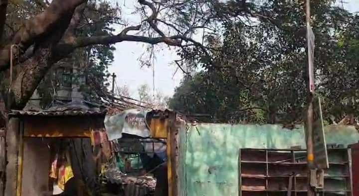 पुण्यातील स्वारगेट परिसरात दुपारच्या सुमारास 3 दुकानांना भीषण आग लागल्याची घटना घडली.
