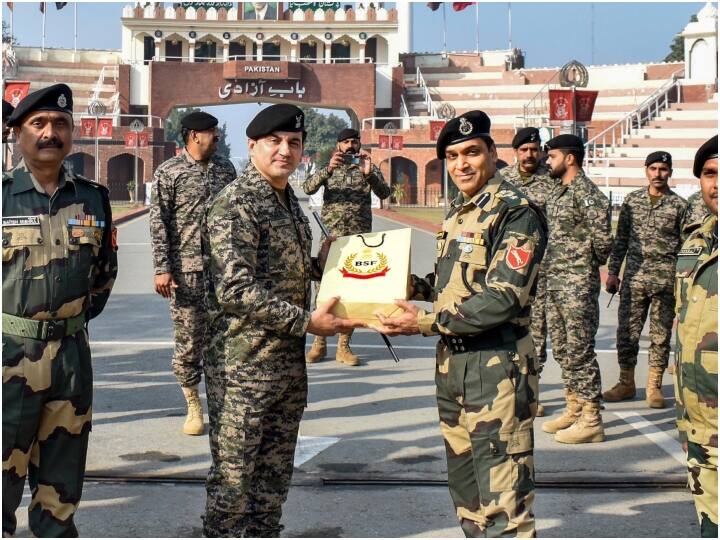 Republic Day 2023 India 26 January BSF exchanged sweets with Pakistan Rangers at the Attari-Wagah border Republic Day 2023: भारत-पाकिस्तान के जवानों ने अटारी-वाघा सीमा पर एक दूसरे को दी मिठाइयां