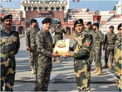 भारत-पाकिस्तान के जवानों ने अटारी-वाघा सीमा पर एक दूसरे को दी मिठाइयां