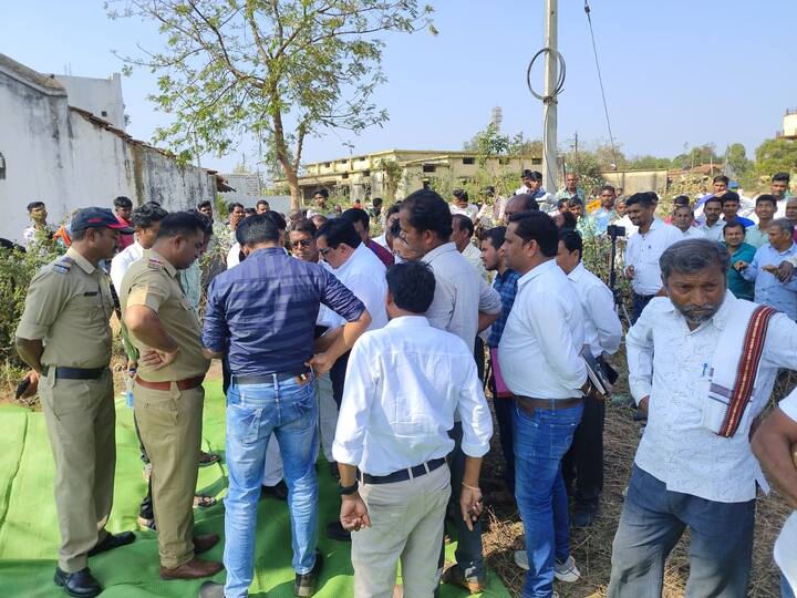 दरम्यान, प्रशासकीय अधिकारी मागण्या मान्य करीत नसल्याचे दिसून येताच, आंदोलक नाकतोडे यांनी दुपारी स्वतःवर केरोसीन टाकून जाळून आत्मदहन करण्याचा प्रयत्न केल्याने पोलीस अधिकारी आणि प्रशासकीय अधिकारी यांची चांगलीच तारांबळ उडाली होती.