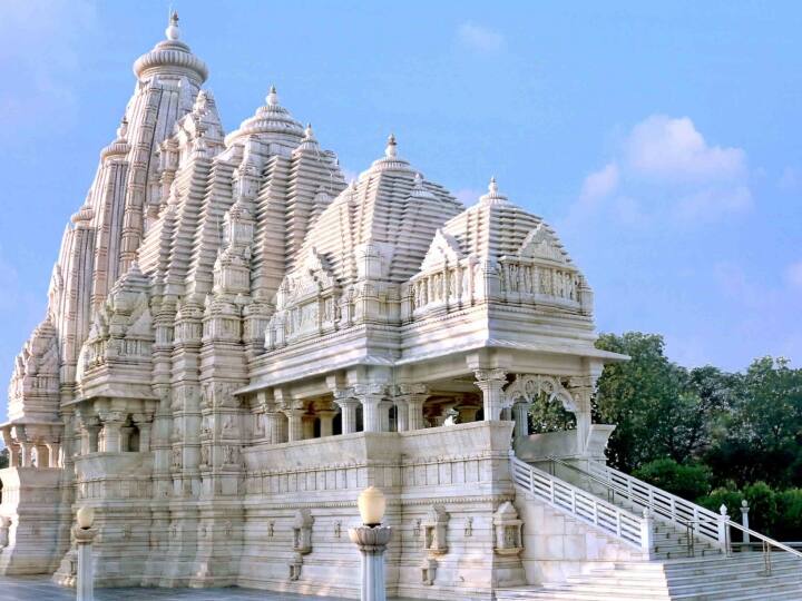 हम बात कर रहे हैं शेखावाटी क्षेत्र के झुंझुनू (Jhunjhunu) जिले में पिलानी में स्थित बिड़ला प्रौद्योगिकी और विज्ञान संस्थान परिसर के शारदापीठ (Shardapeeth) की. बिट्स कैंपस में राजसी सफेद संगमरमर से इस खास मंदिर का निर्माण बिड़ला परिवार ने करवाया है.