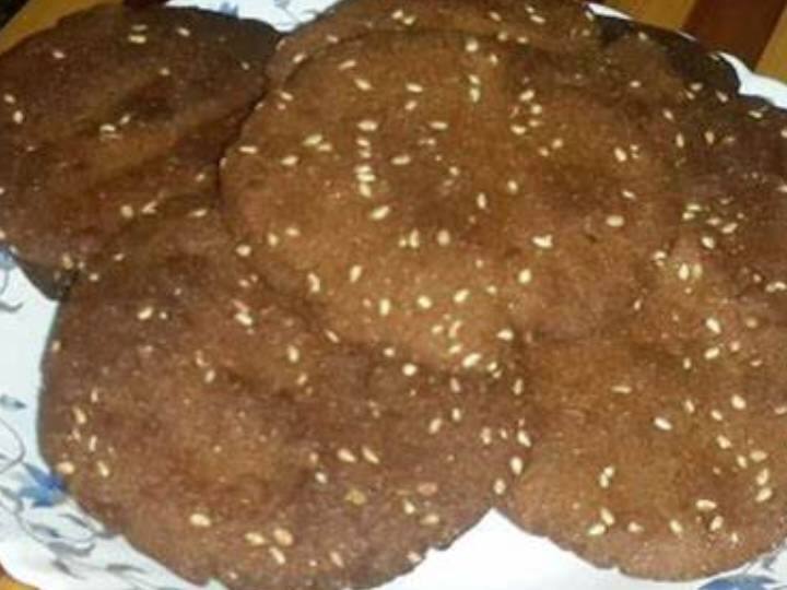 अब कढ़ी के बैटर में पानी डालें और फिर से मिक्स करने के लिए फेंटें.अब मीडियम आंच पर एक सॉसपैन या कुकर रखें और उसमें बैटर डालें. दही बनने से बचने के लिए एक उबाल आने तक बार-बार हिलाते रहें। फिर, कढ़ी को 5-8 मिनिट तक या कढ़ी के गाढ़े होने तक उबलने दीजिये.