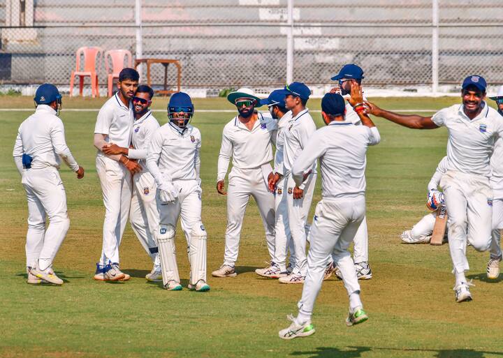 पहिल्या डावात रविंद्र जाडेजानं एक विकेट घेतली होची. दोन्ही डावात रविंद्र जाडेजानं आठ विकेट घेतल्या आहेत. पहिल्या डावात फलंदाजी करताना रविंद्र जाडेजाला कमाल करता आली नाही.