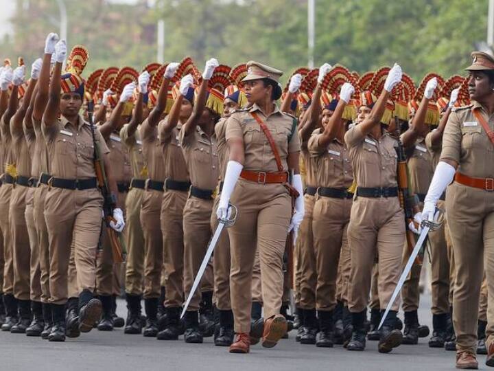 India 74th Republic Day: देश आज अपना 74 वां गणतंत्र दिवस मना रहा है. जिसमें कर्तव्य पथ पर पहली बार होने वाली परेड में तीनों सेनाओं की नारी शक्ति की झलक देखने को मिलेगी.