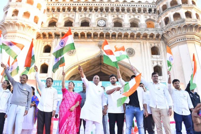 74వ గణతంత్ర దినోత్సవం సందర్బంగా చార్మినార్ దగ్గర డీఎస్‌పీ స్కూల్స్ నిర్వహించిన హెరిటేజ్ వాక్ (చార్మినార్ నుండి ఫలాక్ నుమా ప్యాలస్ వరకు) కార్యక్రమంలో పాల్గొన్నారు మంత్రి మల్లారెడ్డి