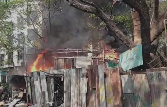 या आगीत भंगाराचे दुकान, गादी घर आणि रद्दी डेपो अशी दुकानं आगीत जळून खाक झाली आहेत.
