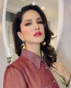 Sunny Leone Bold Look: बोल्ड आणि बिनधास्त सनी लिओनीचा ग्लॅमरस लूक; फोटो चर्चेत!