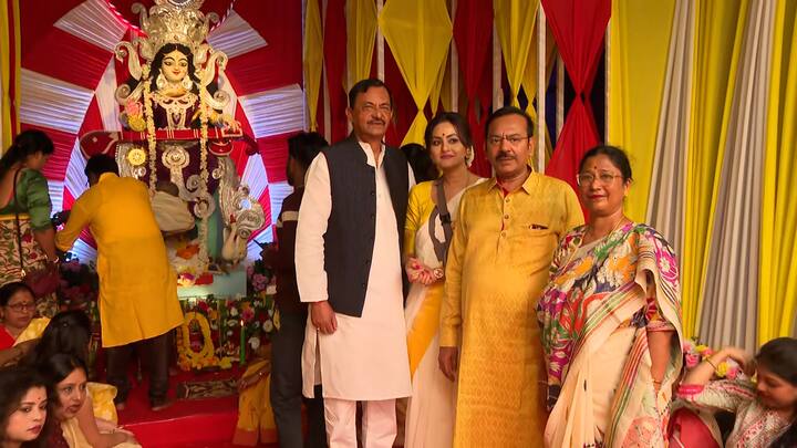 বাগদেবীর আরাধনায় রাজ্যের ক্রীড়ামন্ত্রী অরূপ বিশ্বাস, প্রাক্তন মন্ত্রী মণীশ গুপ্ত।