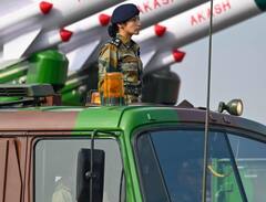 Republic Day 2023: आंखों में चमक लिए, आकाश मिसाइल सिस्टम को किया लीड, जानें कौन है लेफ्टिनेंट चेतना शर्मा