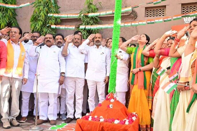హైదరాబాద్‌లోని బీజేపీ కార్యాలయంలో జరిగిన వేడుకల్లో పాల్గొన్నారు అధ్యక్షుడు  బండి సంజయ్‌