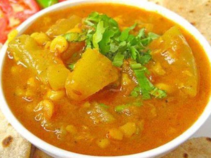 आप चना दाल को इस्तेमाल करने से पहले कम से कम 1 घंटे के लिए गर्म पानी में भिगो दें। इससे दाल नरम हो जाती है और पकाने में आसानी होती है। यह चना दाल घी वजन पर नजर रखने वालों या उन लोगों के लिए एकदम सही है जो हमेशा स्वस्थ लेकिन स्वादिष्ट व्यंजनों की तलाश में रहते हैं। घीया को लौकी या लौकी के नाम से भी जाना जाता है और यह गर्मियों के लिए विशेष सब्जी है, तो सुनिश्चित करें कि आप इस रेसिपी को जल्द से जल्द आजमाएं