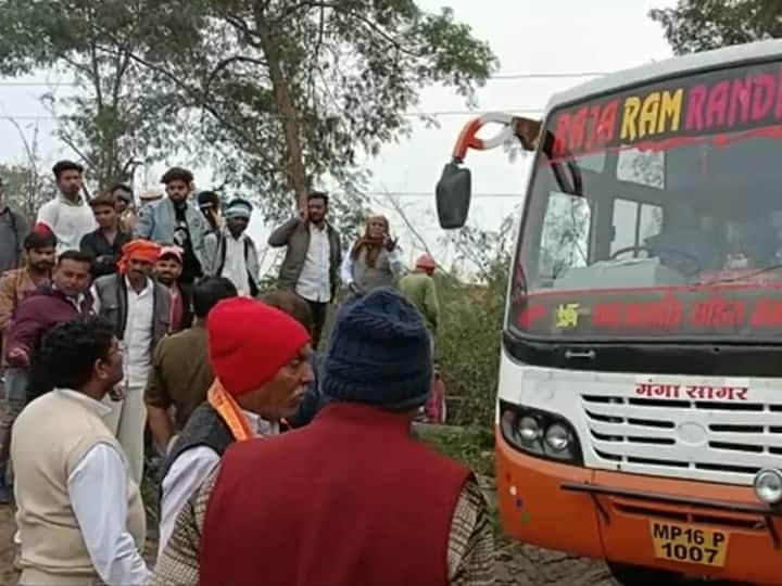 UP News Mahoba Marriage Happiness Turned Sorrow Due To Driver Small Mistake Grooms Father Condition Is Serious ANN UP News: महोबा में ड्राइवर की छोटी सी गलती से गम में बदल गईं शादी की खुशियां, दूल्हे के पिता की हालत गंभीर