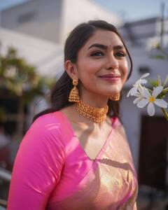Mrunal Thakur: मृणाल ठाकूरचं साडी प्रेम; ट्रेडिशनल लूकमध्ये दिसते खास!