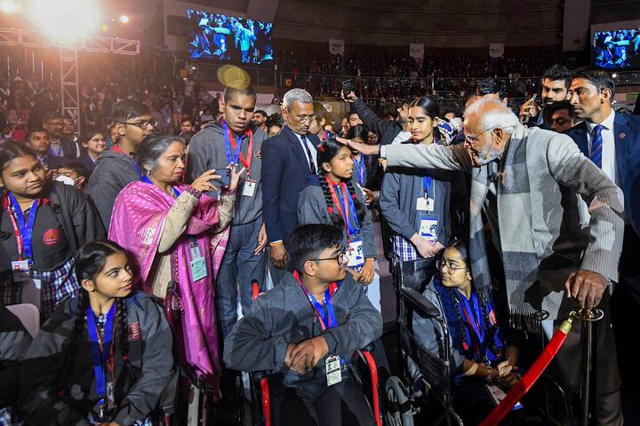 परीक्षा पे चर्चा कार्यक्रम में पीएम नरेंद्र मोदी ने बच्चों के साथ बातचीत के साथ-साथ दुलार भी किया. (फोटो क्रेडिट- PTI)