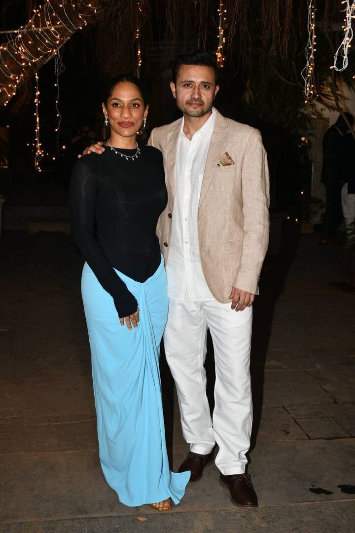 मसाबा गुप्ता ने सत्यदीप मिश्रा के साथ शादी की है. दोनों की कई तस्वीरें इस वक्त सोशल मीडिया पर वायरल हो रही हैं.