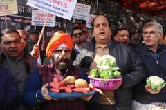 In Pics: दिल्ली के सदर बाजार में दुकानें सील होने पर व्यापारियों में गुस्सा, ठेले पर सब्जी बेचकर किया प्रदर्शन