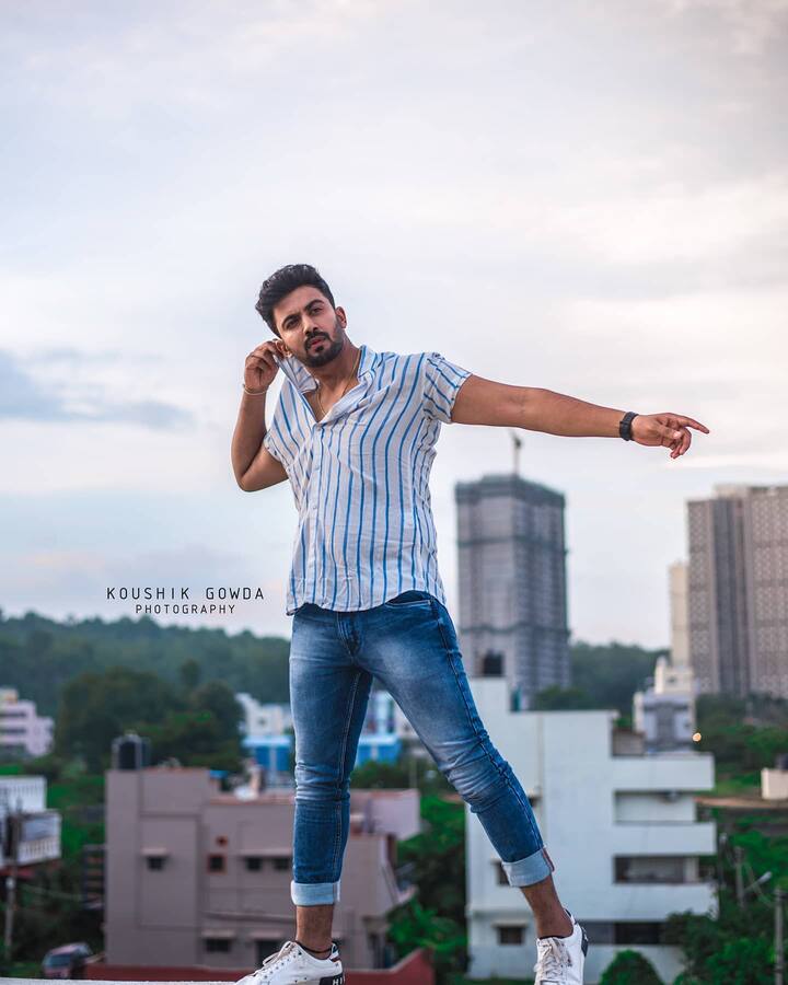 చిన్నప్పటి నుంచీ ఆర్మీలో జాయిన్ అవ్వాలనే కోరికతో స్కూల్, కాలేజీలో NCC చేశాడు. స్పోర్ట్స్ పట్ల చాలా ఆసక్తిగా చూపించేవాడు. కానీ దురదృష్టం వెంటాడింది. ఓ ప్రమాదంలో తన లిగిమెంట్ దెబ్బతిని ఆర్మీలో చేరాలన్న ఆశ కలగానే మిగిలిపోయింది. ఆ తర్వాత రేడీయో జాకీగా, ఇప్పుడు సీరియల్ హీరోగా వెలుగుతున్నాడు