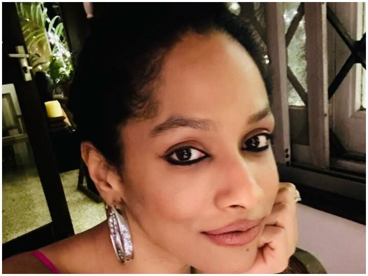 पहली ही नजर में दोनों को एक-दूसरे से मोहब्बत हो गई और वे डेट करने लगे. गौर करने वाली बात यह है कि इन दोनों ने अपने रिश्ते को इस कदर छिपाकर रखा कि किसी को कानोंकान खबर नहीं लगी. उन्होंने न तो शादी के बारे में किसी को बताया और न ही शादी की तैयारियों की भनक लगने दी. आइए हम आपको इनकी शादी की पांच रोचक बातों से रूबरू कराते हैं.