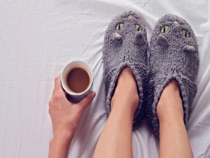 Feet remain cold even after wearing socks and taking off the blanket then be alert Health Tips: सर्दियों में मोजे और रजाई की गर्माहट भी नहीं देती पैरों को राहत, तो जानें किन बीमारियों का हो सकता है संकेत
