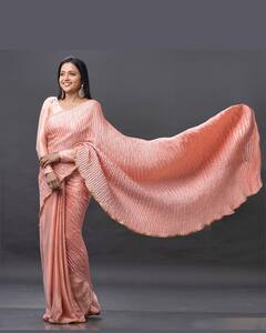 Anchor Suma: కనకాంబరం కలర్ శారీలో యాంకర్ సుమ ఫోజులు