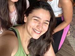 108 बार सूर्य नमस्कार करने के बाद चमक उठा आलिया भट्ट का चेहरा, नो मेकअप लुक में नजर आई एक्ट्रेस