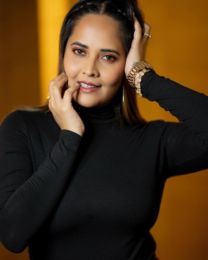 ప్రస్తుతం వరుస సినిమా అవకాశాలతో బిజీగా ఉంది.Photo Credit@Anasuya/Instagram