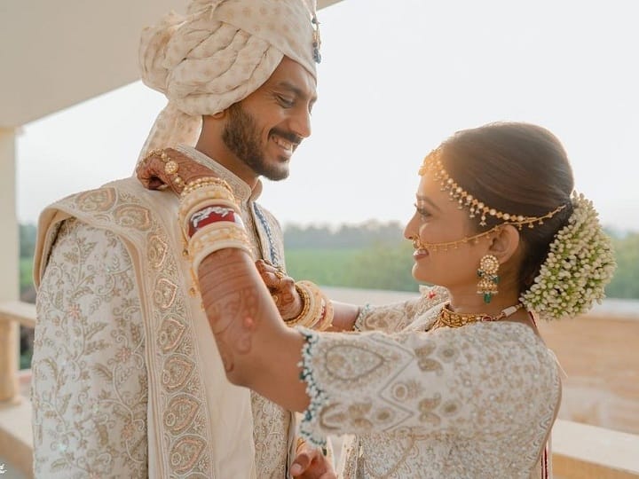 Axar and Meha: भारतीय ऑलराउंडर अक्षर पटेल गुरुवार को मेहा पटेल के साथ शादी के बंधन में बंध गए. अब इस शादी समारोह की कुछ तस्वीरे सोशल मीडिया पर सामने आ रही हैं.