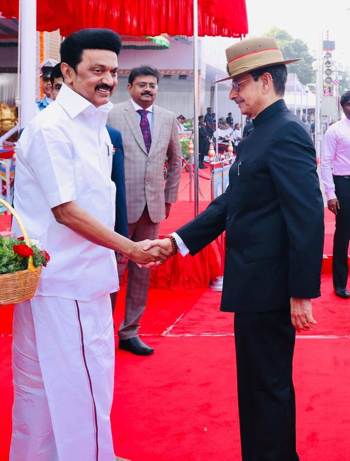 முதலமைச்சர் ஸ்டாலின் - ஆளுநர் ரவி... இருவரும் கைக்குலுக்குவதை பார்த்து ரசிக்கும் செயலாளர் உதயச்சந்திரன்