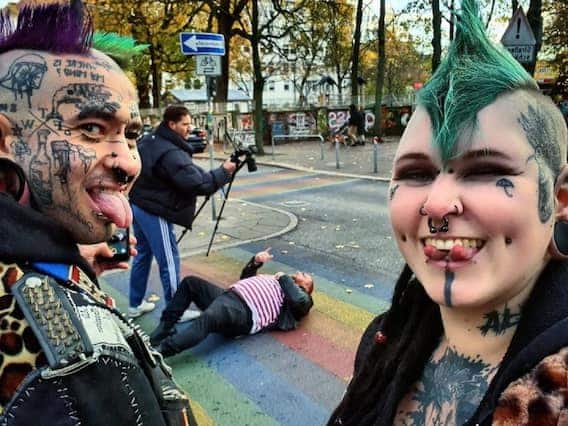 જર્મન દંપતીએ તેમના ઓનલાઈન ચાહકોને તેમના 360 ડૂડલ્સ અને 54 થી વધુ જગ્યાએ વીંધાવ્યું છે.