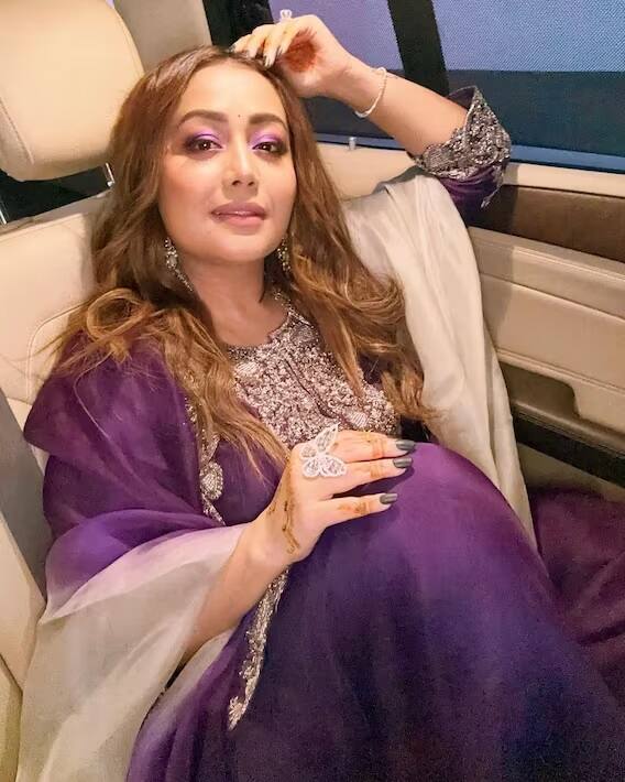 નેહા કક્કડ સાડીથી લઈને સૂટમાં ખૂબ જ સુંદર લાગે છે. તાજેતરમાં, તેણે ડાર્ક પર્પલ સૂટમાં તેની તસવીરો શેર કરી છે, જેમાં તે ખૂબ જ સુંદર લાગી રહી છે.