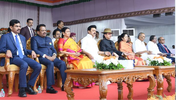 நிகழ்ச்சிகளை கண்டுகளிக்கும் ஆளுநர் , முதலமைச்சர் உள்ளிட்ட பலர்