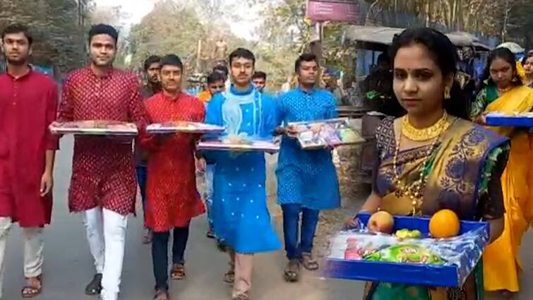 On the ocation of saraswati puja, according to the rituals, exchange of theories between students took place in Burdwan University Burdwan: বাণীবন্দনার দিন রীতি মেনে বর্ধমান বিশ্ববিদ্যালয়ে ছাত্রী-ছাত্রীদের মধ্যে চলে তত্ত্ব আদান-প্রদান