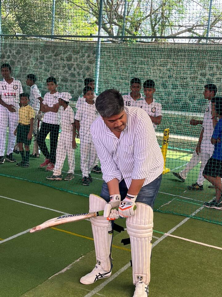 रोहित पवार यांचे क्रिकेट खेळातानाचे फोटो सोशल मीडियावर व्हायरल झाले आहेत.