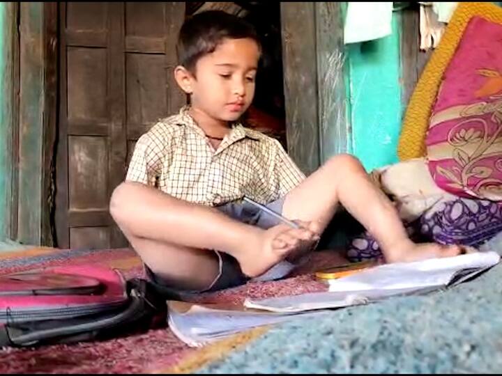 अत्यंत निरागस आणि पाहिल्यासोबत मोहित करणारा आठ वर्षांचा गणेश माळी हा जिल्हा परिषदेच्या शाळेत इयत्ता दुसरीत शिकतो