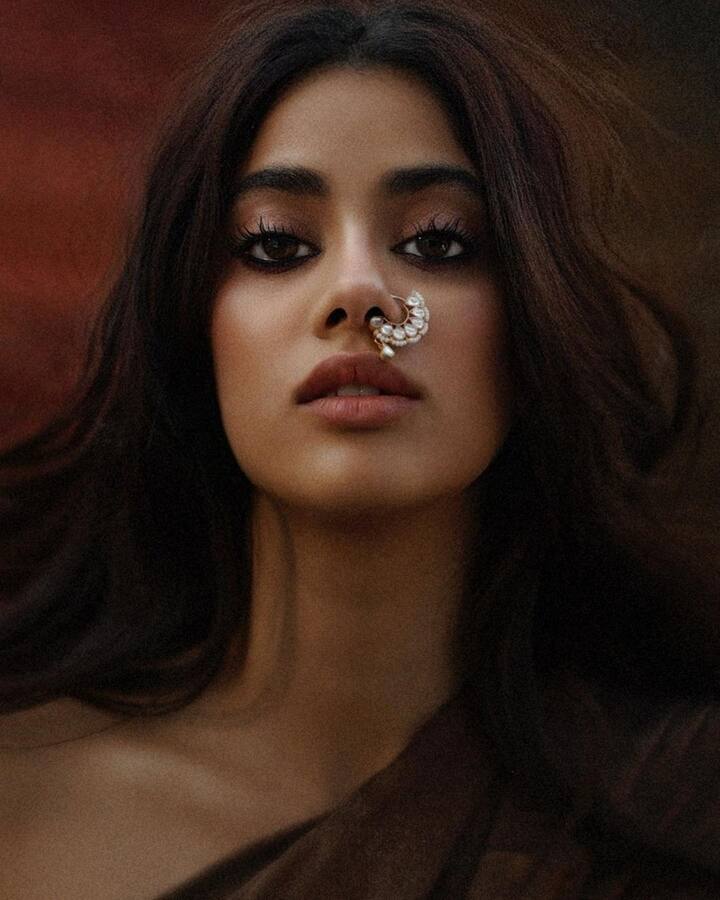 जान्हवीने या फोटोशूसाठी साधा मेकअप केला आहे.