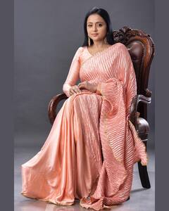 Anchor Suma: కనకాంబరం కలర్ శారీలో యాంకర్ సుమ ఫోజులు