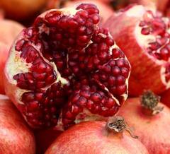 Hairfall Tips : डाळिंबाच्या बियांचे तेल केसांसाठी खूप गुणकारी; वाचा फायदे