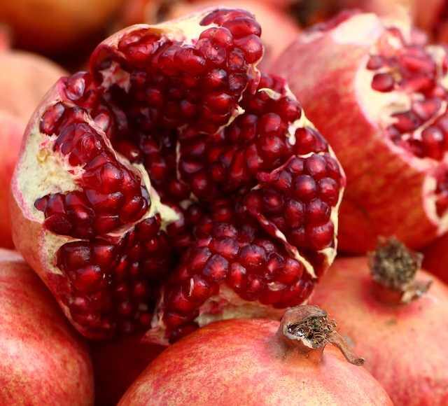 डाळिंबाच्या बियापासून बनवलेले तेल वापरणे देखील खूप फायदेशीर मानले जाते.