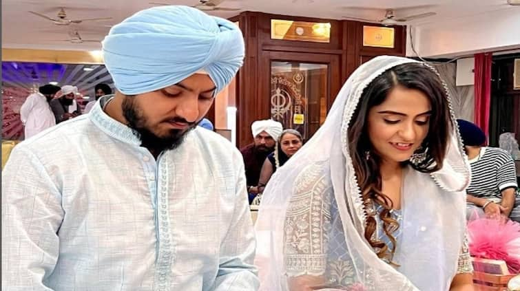 popular singer asees kaur got engaged watch her engagement pics Asees Kaur: ਗਾਇਕਾ ਅਸੀਸ ਕੌਰ ਨੇ ਕੀਤੀ ਮੰਗਣੀ, ਆਪਣੇ ਹਮਸਫਰ ਨਾਲ ਸ਼ੇਅਰ ਕੀਤੀਆਂ ਖੂਬਸੂਰਤ ਤਸਵੀਰਾਂ