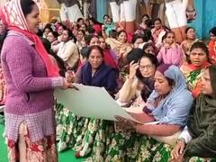 इंदौर: कलेक्टर ऑफिस के बाहर पांच दिनों से डेरा जमाए बैठीं आंगनबाड़ी कार्यकर्ता, नहीं सुनने आया कोई फरियाद