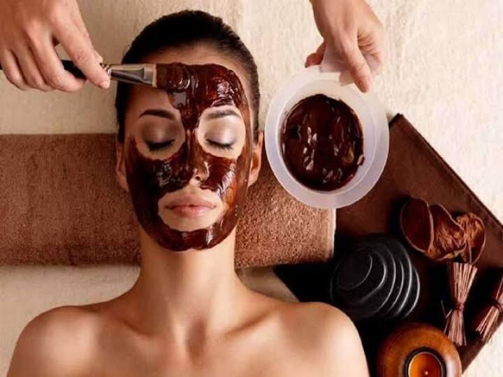 Valentines Day 2023 follow Chocolate Beauty Routine to get glowing skin Valentine's Day 2023: इस वैलेंटाइन पार्टनर को करना है अपनी खूबसूरती से इंप्रेस तो डार्क चॉकलेट करेगी आपकी मदद