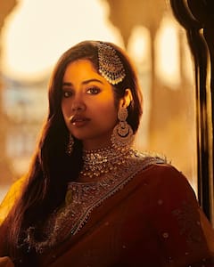 Janhvi Kapoor Pics: સિલ્ક સાડીમાં જાહ્નવી કપૂરની તસવીરો આગની જેમ થઈ વાઈરલ