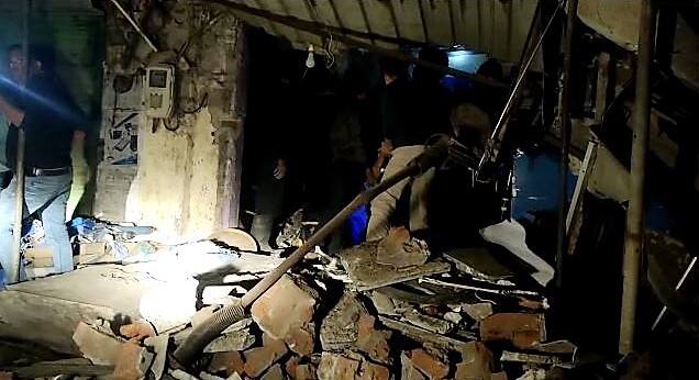 त्याला गंभीर जखमी अवस्थेत रुग्णालयात उपसारासाठी दाखल करण्यात आलं.