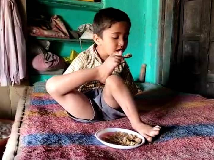 घरात अठरा विश्व दारिद्रय, परिस्थिती चारही बाजूंनी प्रतिकूलच! मात्र, खचून न जाता आणि परिस्थितीचा बाऊ न करता धैर्याने आणि जिद्दीने आता शिक्षण घ्यायचे आणि वडिलांच्या छायेत ध्येय गाठायचे असा निर्धार केलाय आठ वर्षाच्या दोन्ही हातांनी दिव्यांग असलेल्या गणेशने.